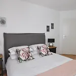Stylish 3-Bedroom Apartment With Garden In The Eiffel Tower Area